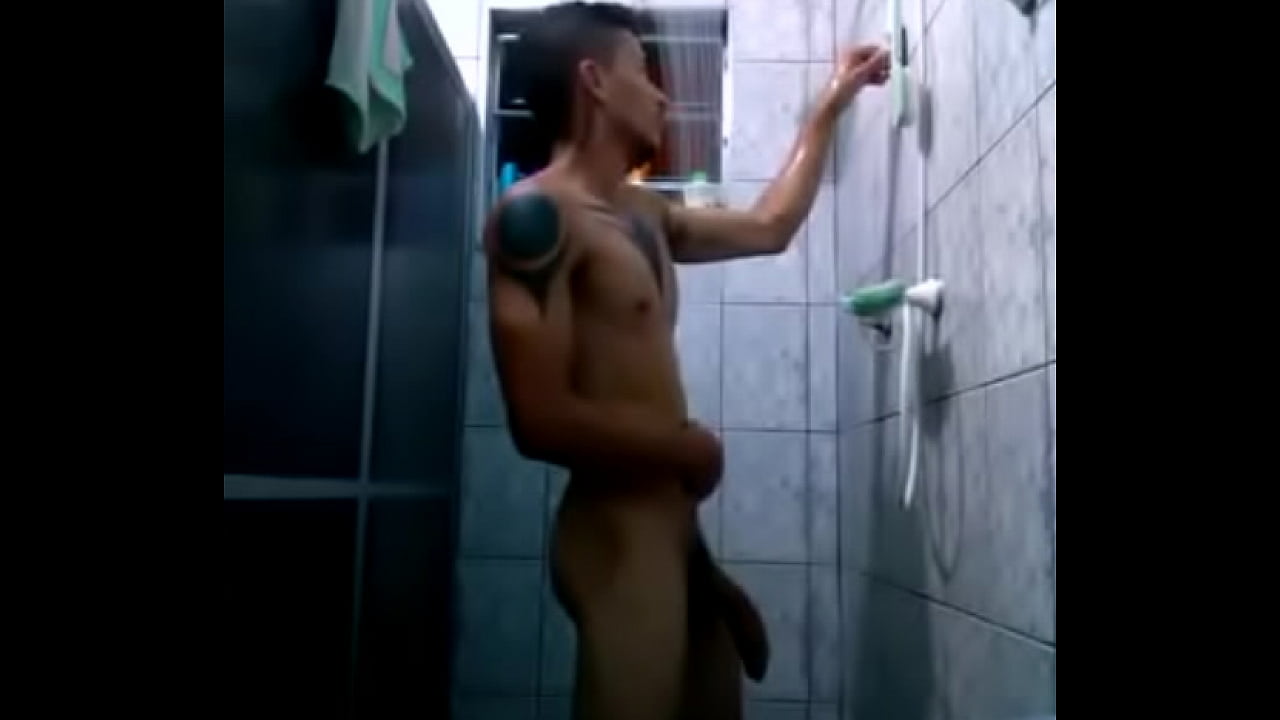 joven en la ducha