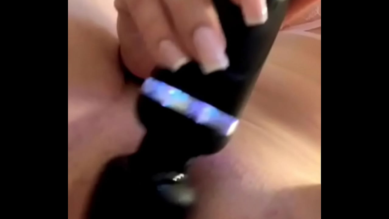 Jugando con su dildo y me envía el video