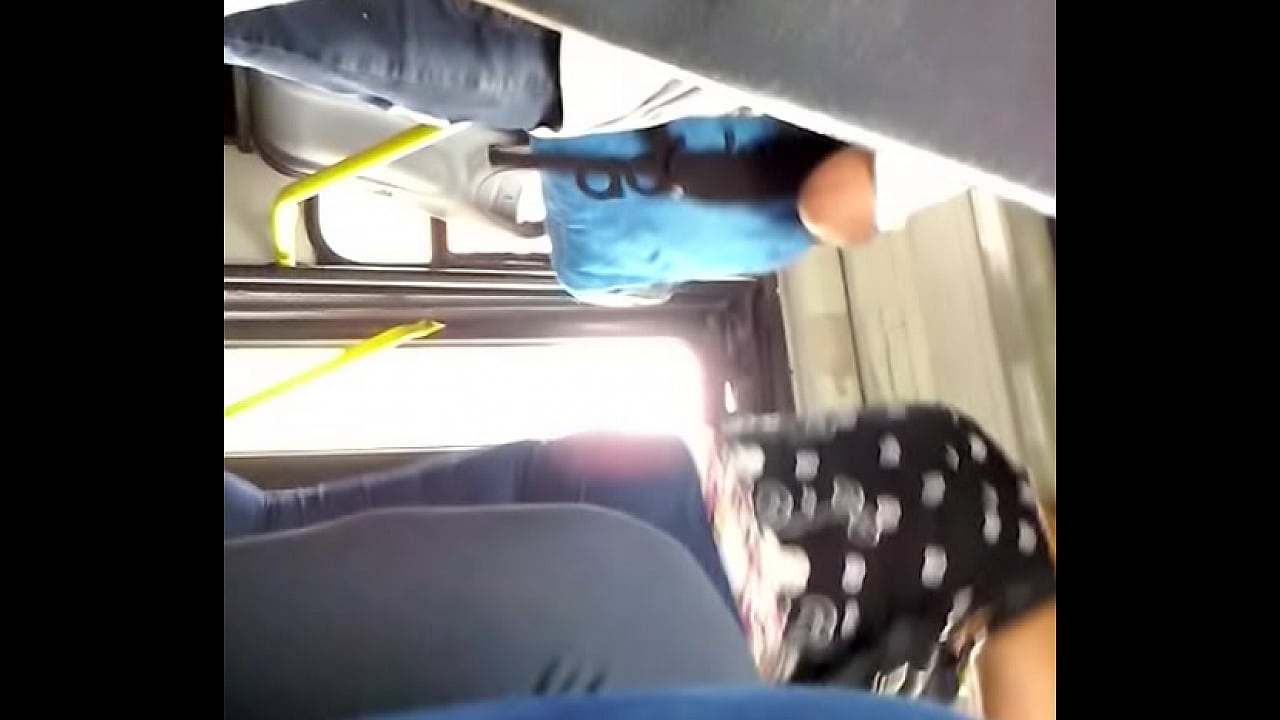 Señora culona en jeans en el colectivo