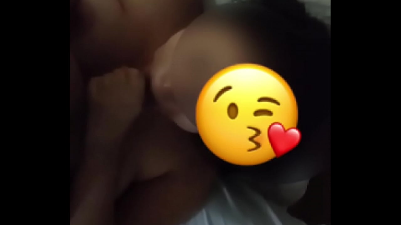 Riatudo recibe rico sexo oral mientras él le pasa los dedos por la vagina y le llena la boca de semen, ambos gimen del placer