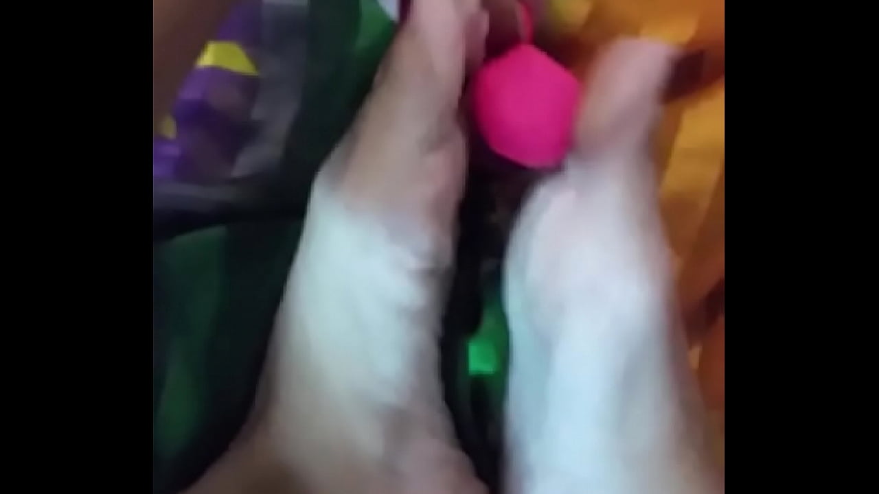 Nikkie Troy jugando con sus pies y su juguete rosado