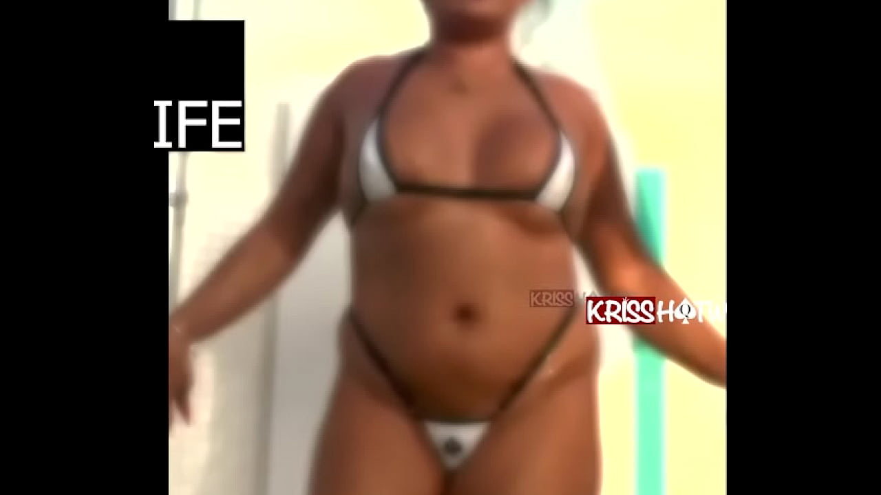 Kriss Hotwife Com Bikini Transparente No Chuveiro Da Piscina Do Hotel