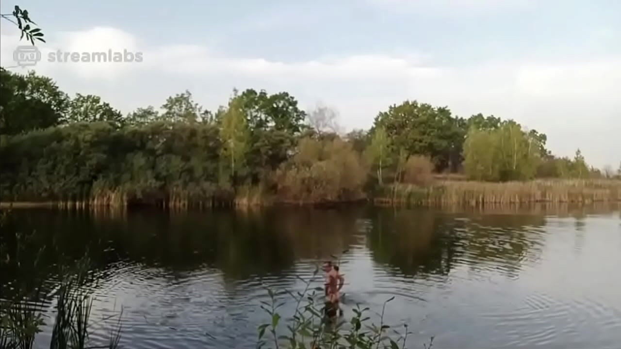 Hombre desnudo en un lago