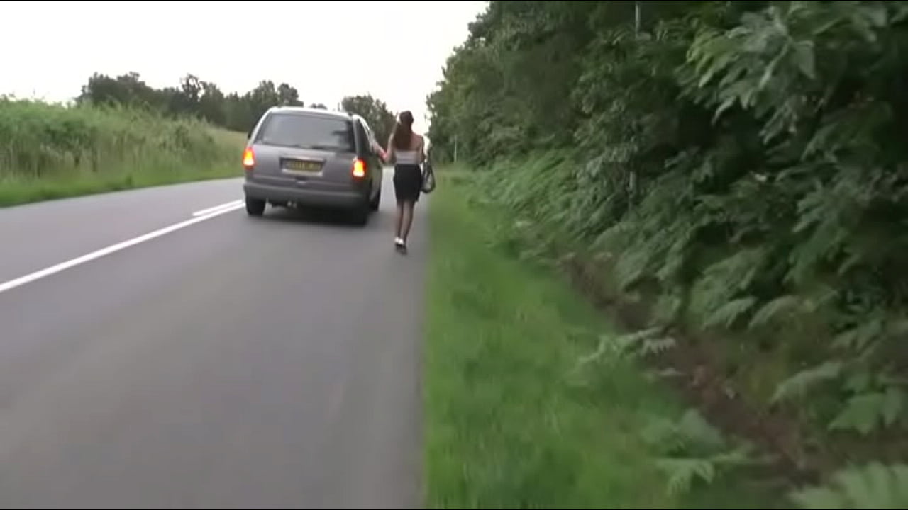 Slutty hitchhiker gives her ass for a ride