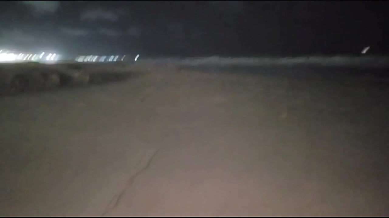 Novinha é vista na praia dando pra 2 no pelo e vídeo vazou.