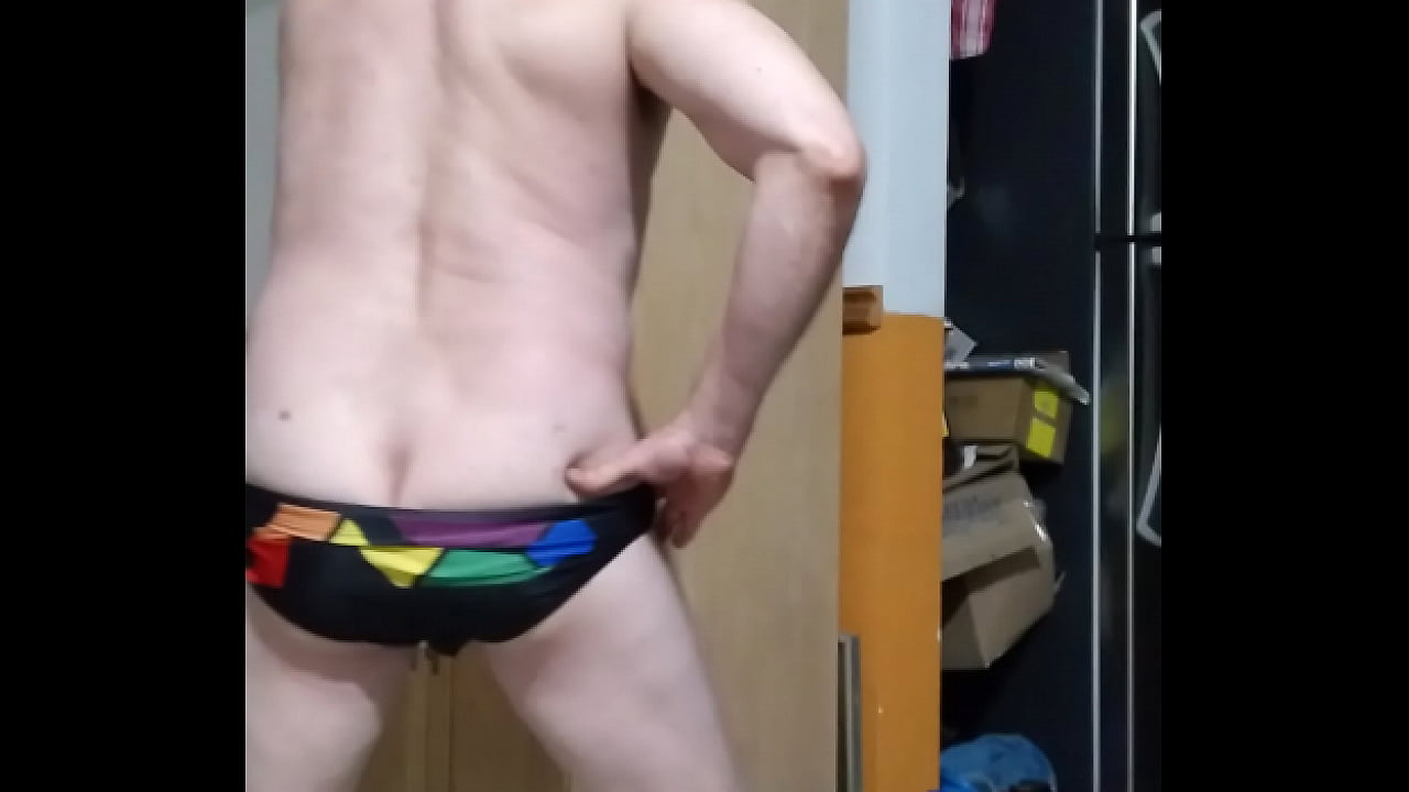 Sensual y candente baile de hombre encuerado.