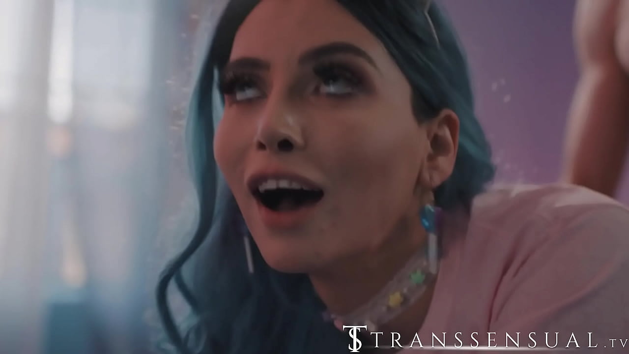Me masturbo mirando a mi hermanastra trans