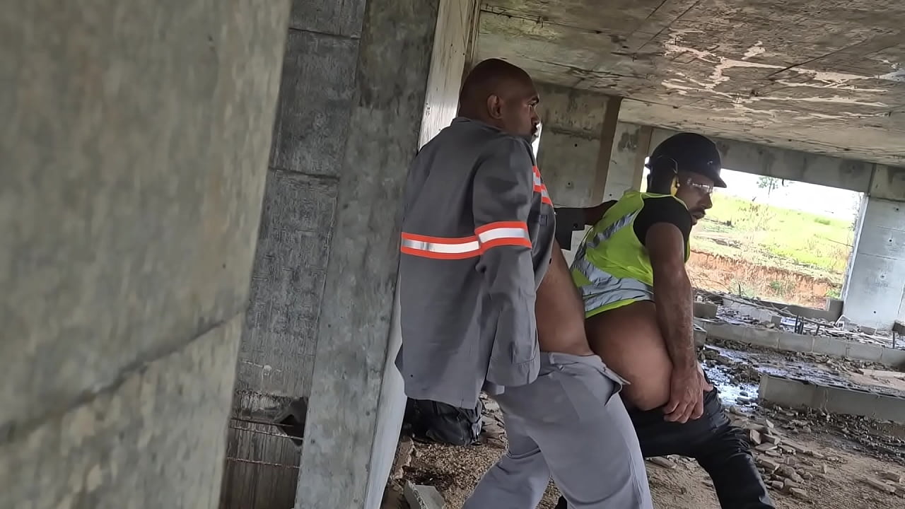 Dois operários esperando todos irem embora pra transar no prédio em obra que eles trabalham, fetiche dos machos