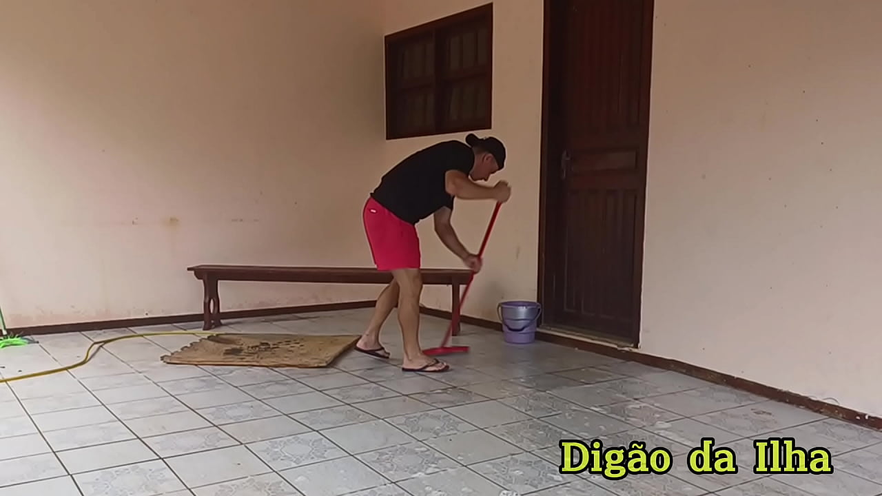 Três gostosas pegando o amigo sem uma saber da outra