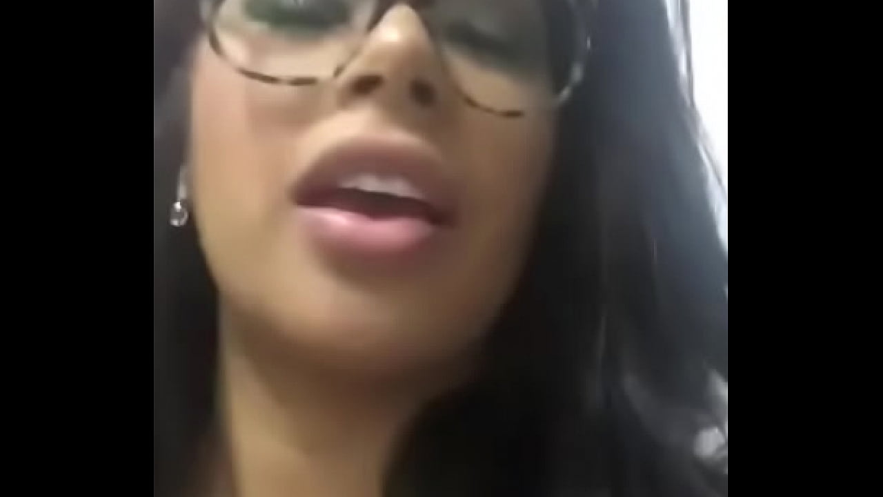 Rica Venezolana mostrando su cucota estilo Bic Mac