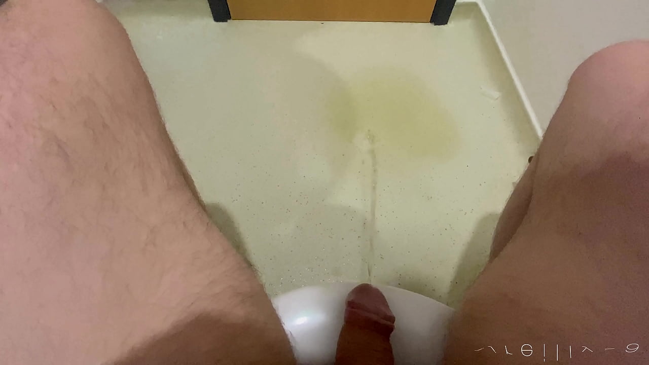 Twink's piss on floor of public restroom