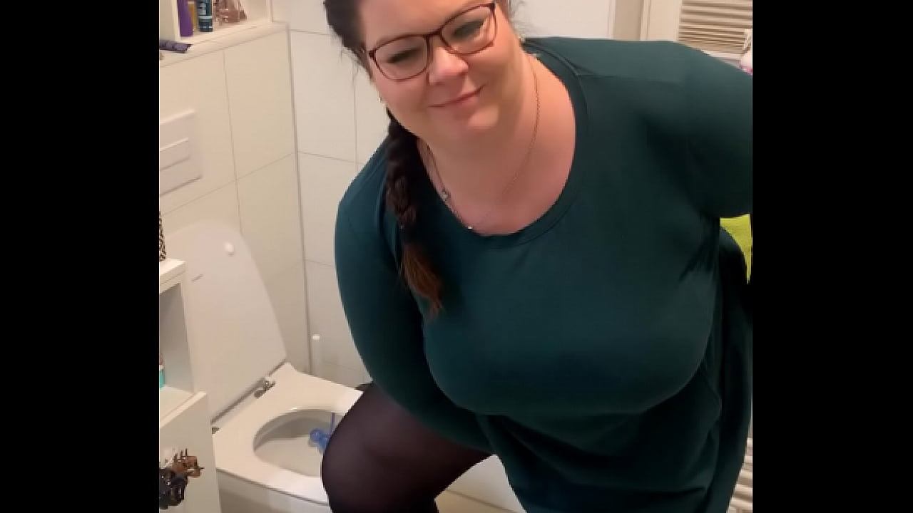 das grüne Kleid auf dem WC