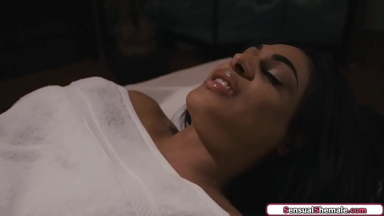Tranny Eva Maxim goes to a masseur.The black guy gives her a seductive massage and gives her a bj.The shemale sucks his cock and he anal fucks her