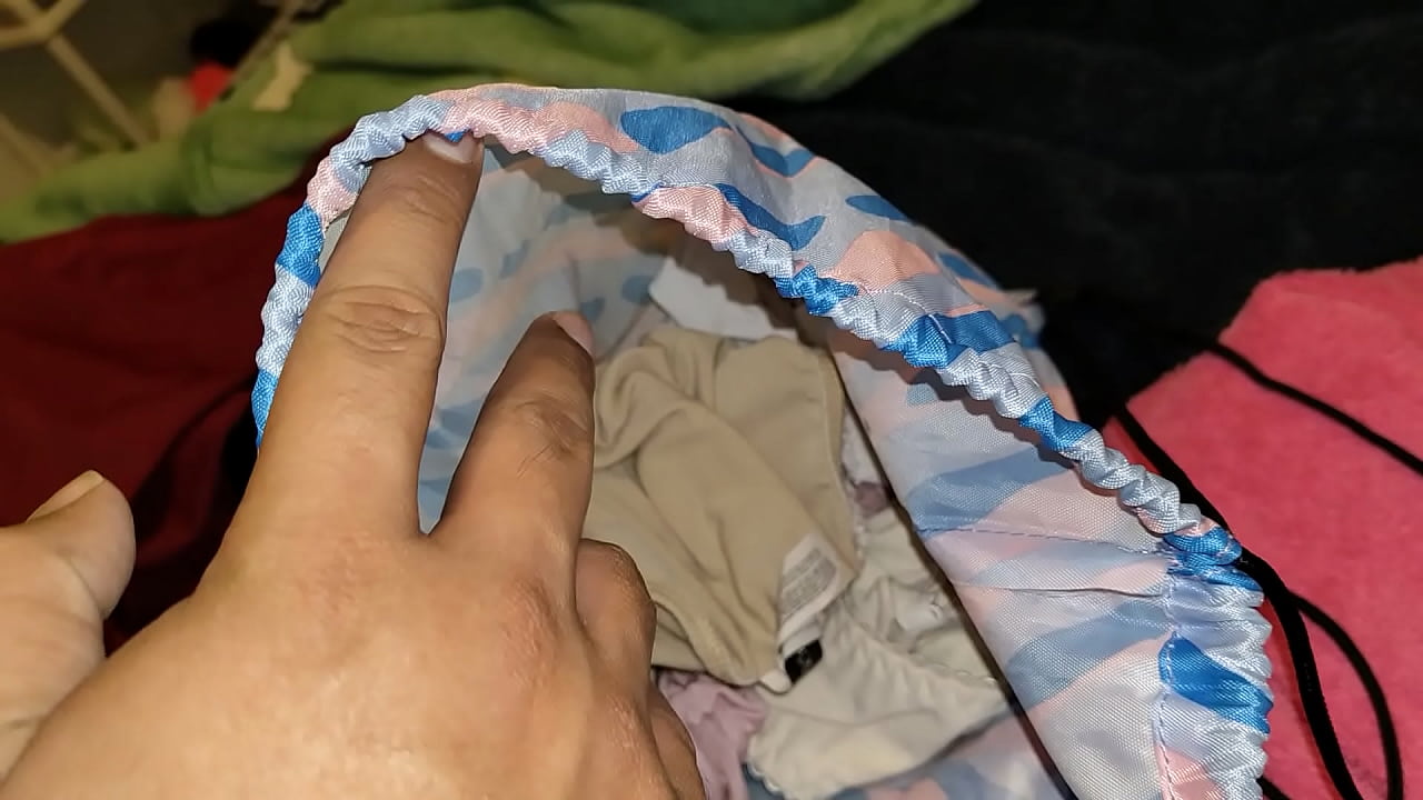 Buecando entre los panties sucios de mi compañera