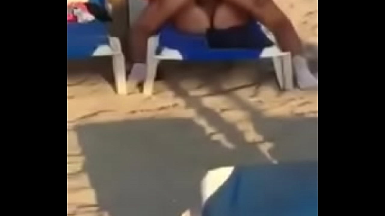 maduros cogiendo en la playa