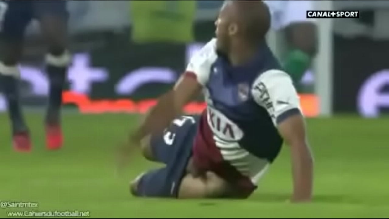 JOGADOR THOMAS TOURÉ ESCORREGA NO CAMPO E MOSTRA O DOTE