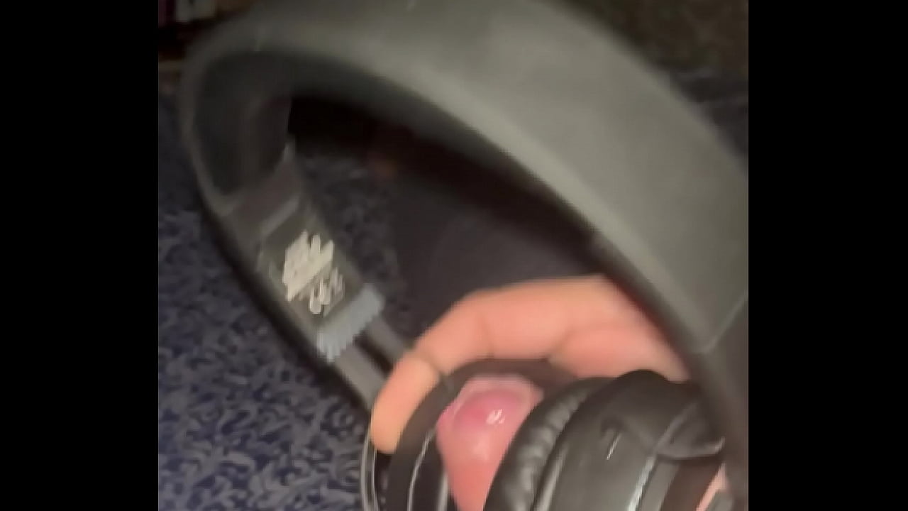 Double headphone cumshot