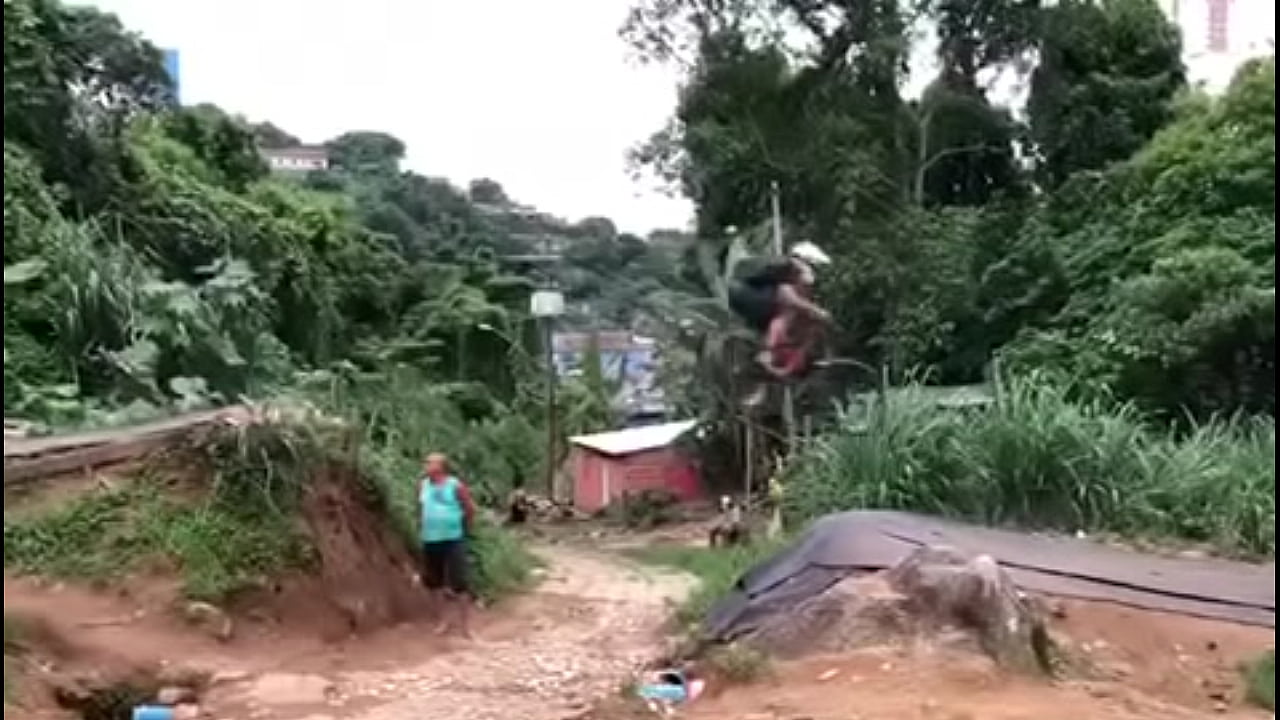 bikes amortecendo com o pulo haste profunda no copo