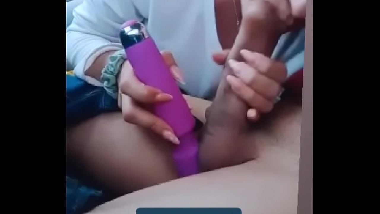 Una chupadita de pito y lo masajeo con mi vibrador