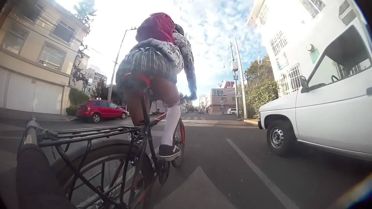 Flaquita con un hermoso culo, muestra su culito apretado montando en bicicleta