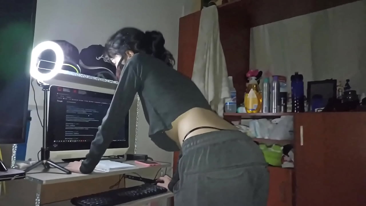 Laura fucks while doing work, she wants to be penetrated while working