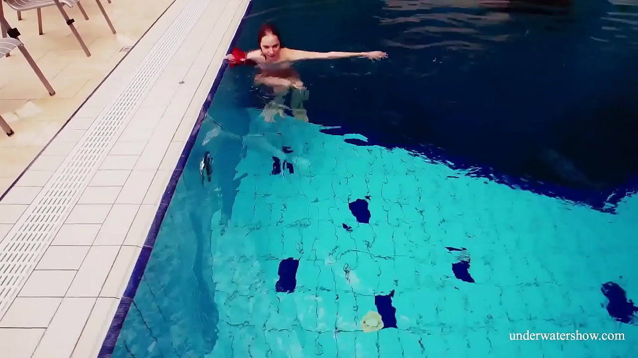 Avenna shows her sexy nude naked hot body underwater