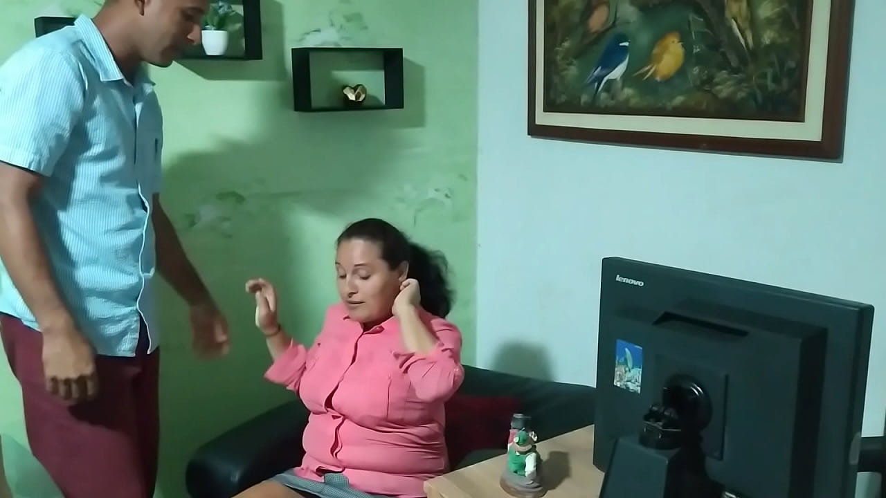 La secretaria no hace su trabajo y se merece un buen castigo. Pt1