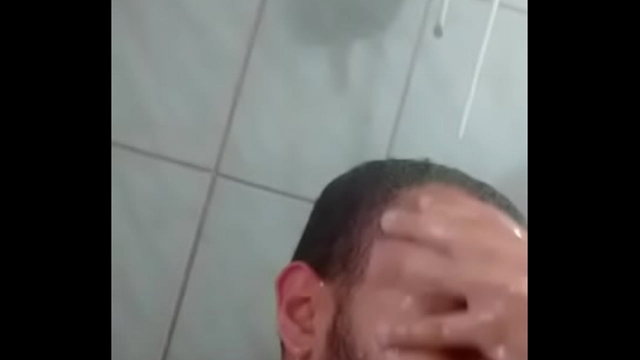 Maicon Küster tomando banho pelado e sensualizando