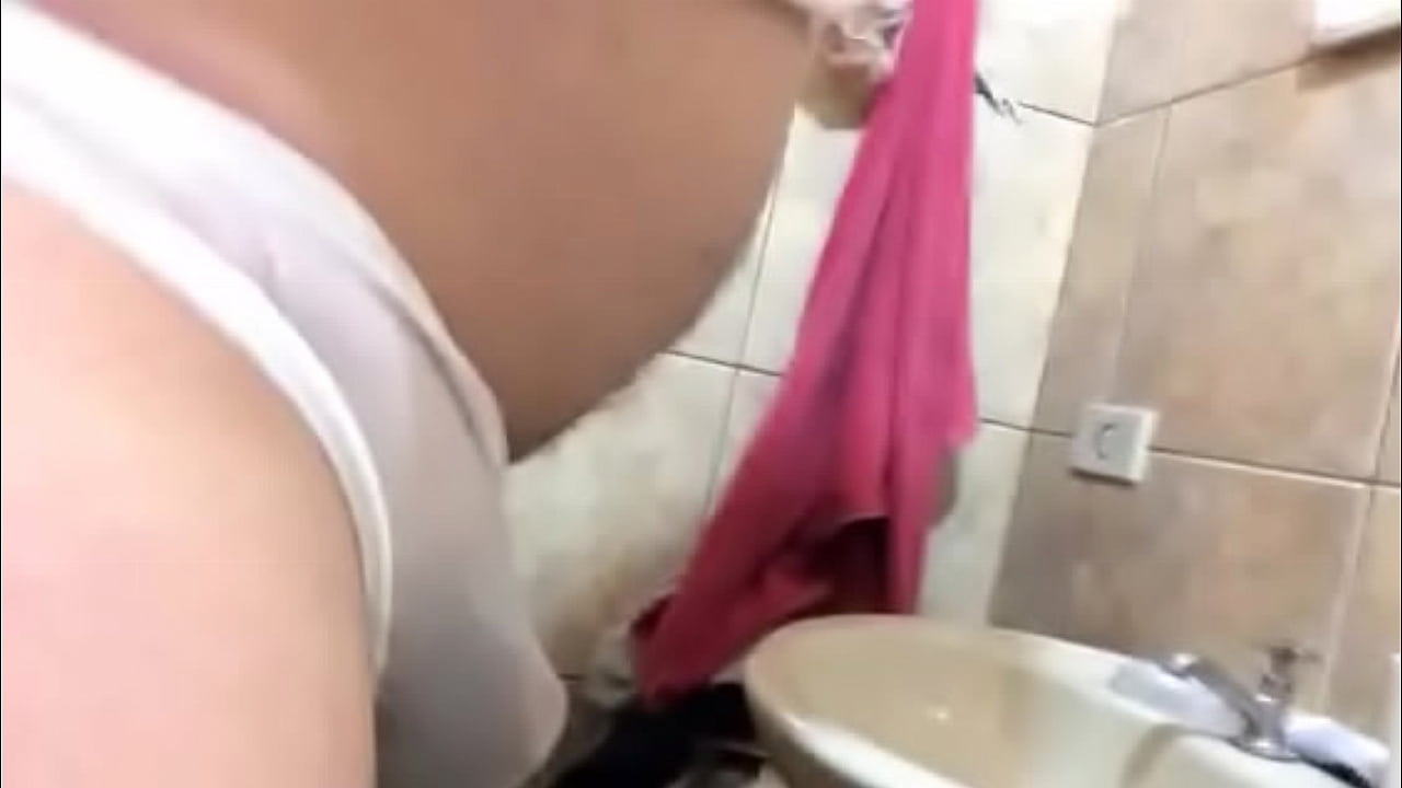 Mostrando meu bumbum e calcinha no banheiro