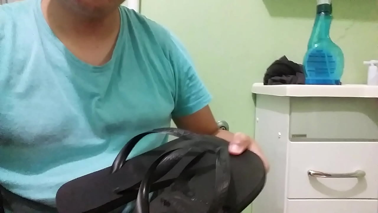 Hoje eu estava sozinho na casa dele e então ele tinha saído mais saiu com outro calçado e deixou o chinelo em casa então aproveitei muito!