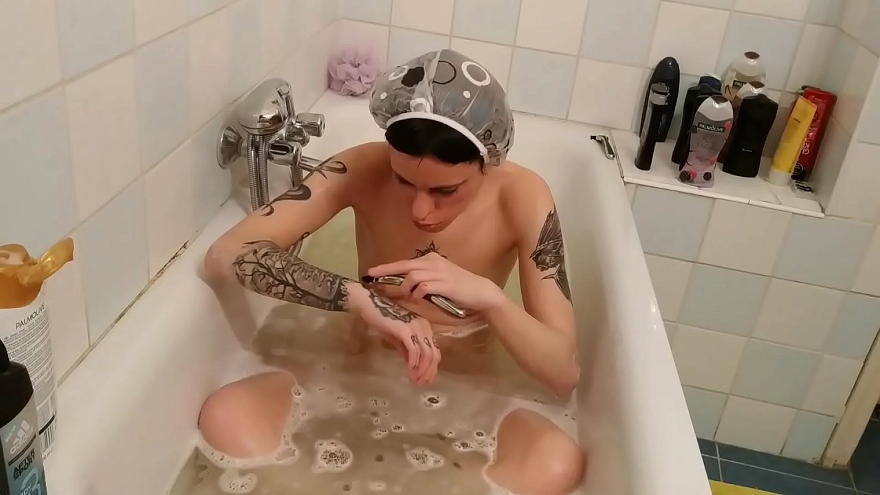 Beth Kinky - Teen girl in bathtube