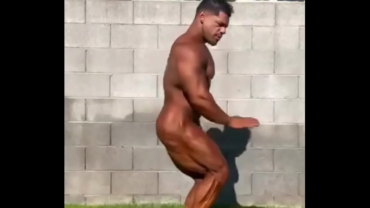 Atleta posando pelado