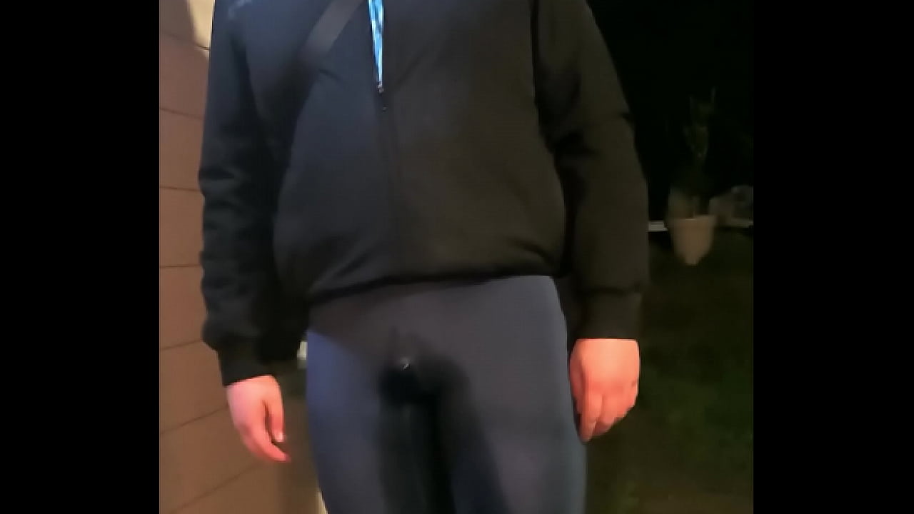 Grosse faggot française pisse dans son leggings juste devant sa maison