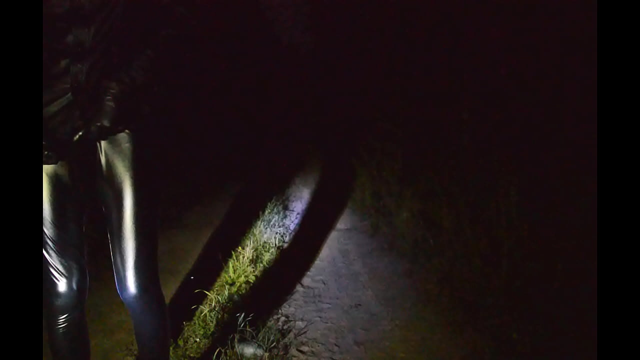 Парень гуляет в кожаной одежде в ночном лесу