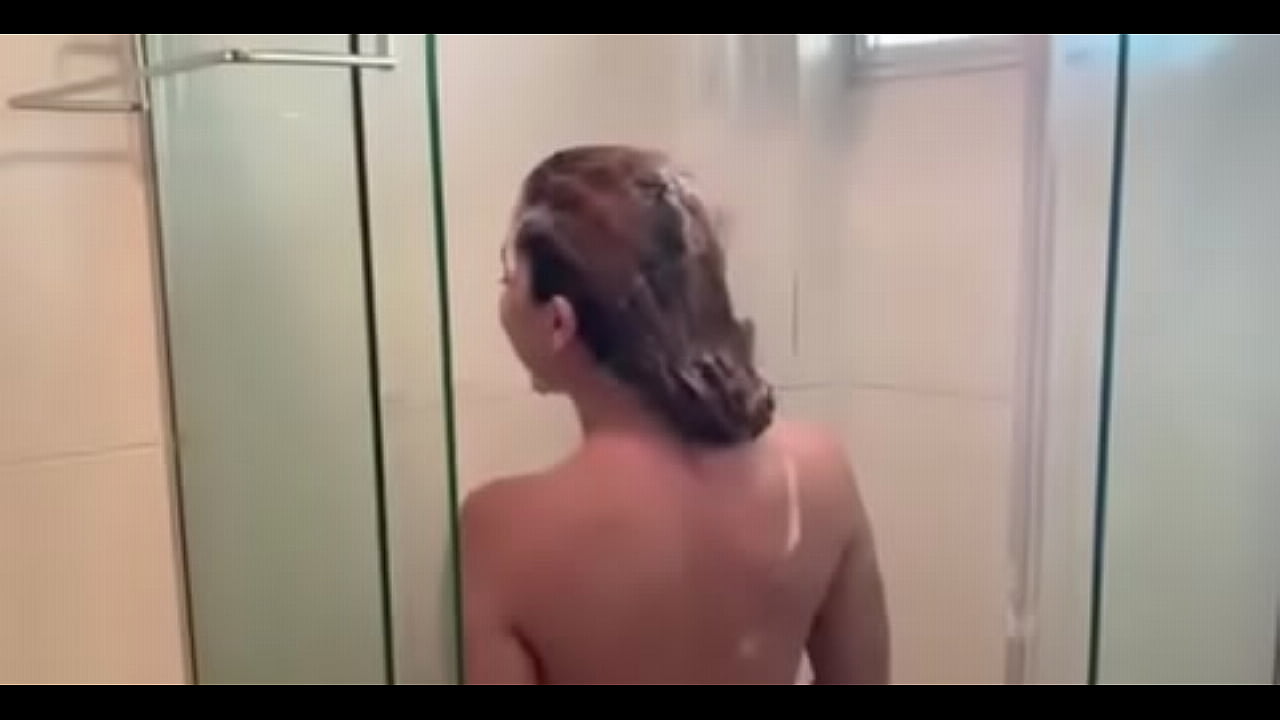 fã safado, entrou no meu banheiro e me filmou no chuveiro