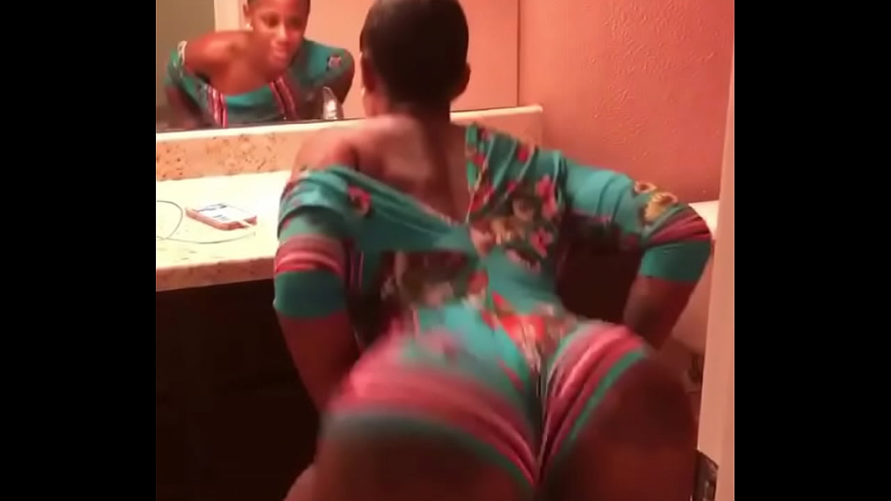 Massive butt ebony twerking