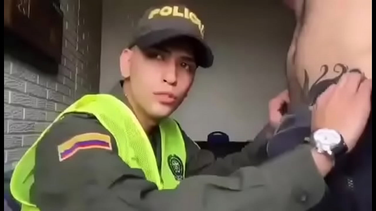 Policía mamando