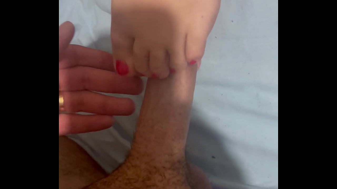 Novinha calça 35 fazendo footjob