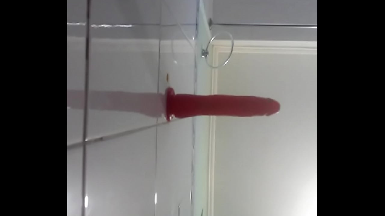 Probando dildo rojo culo roto hasta el fondo