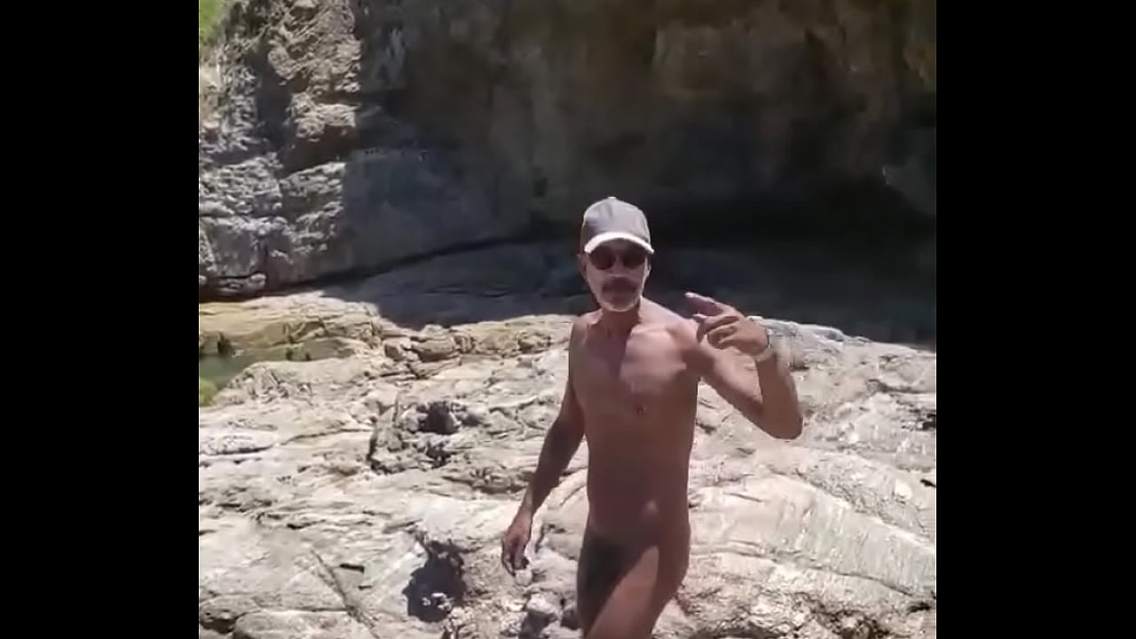 Nadando na praia naturista