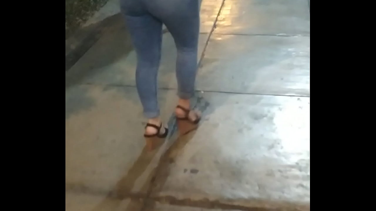 Latina con culazo caminando