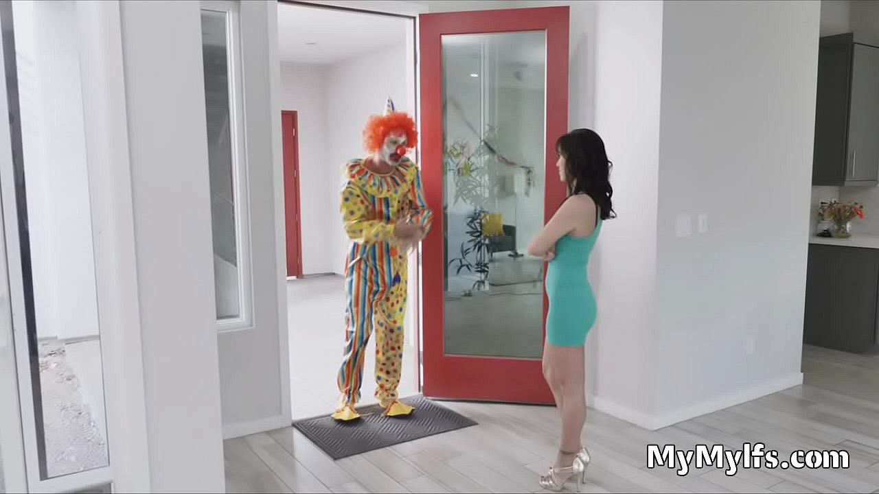 Clown does extra for horny housewife