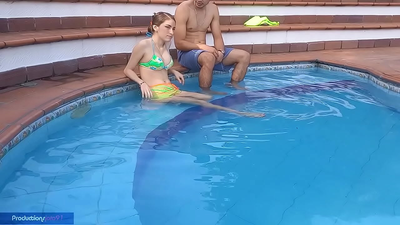 nada como una buena tarde de piscina, un rico oral y una buena follada con mi hermanastra