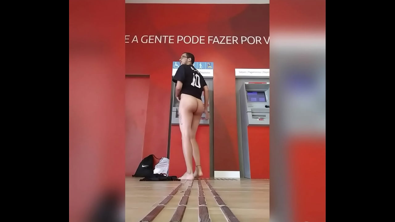 Tirando a roupa na agência bancária