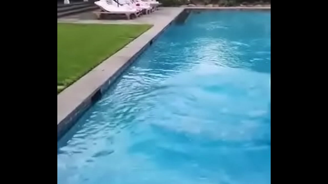 chica en la piscina