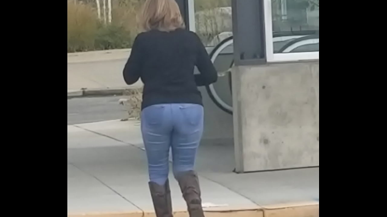 A fan sighting of GILF sex star MarieRocks in a parking lot