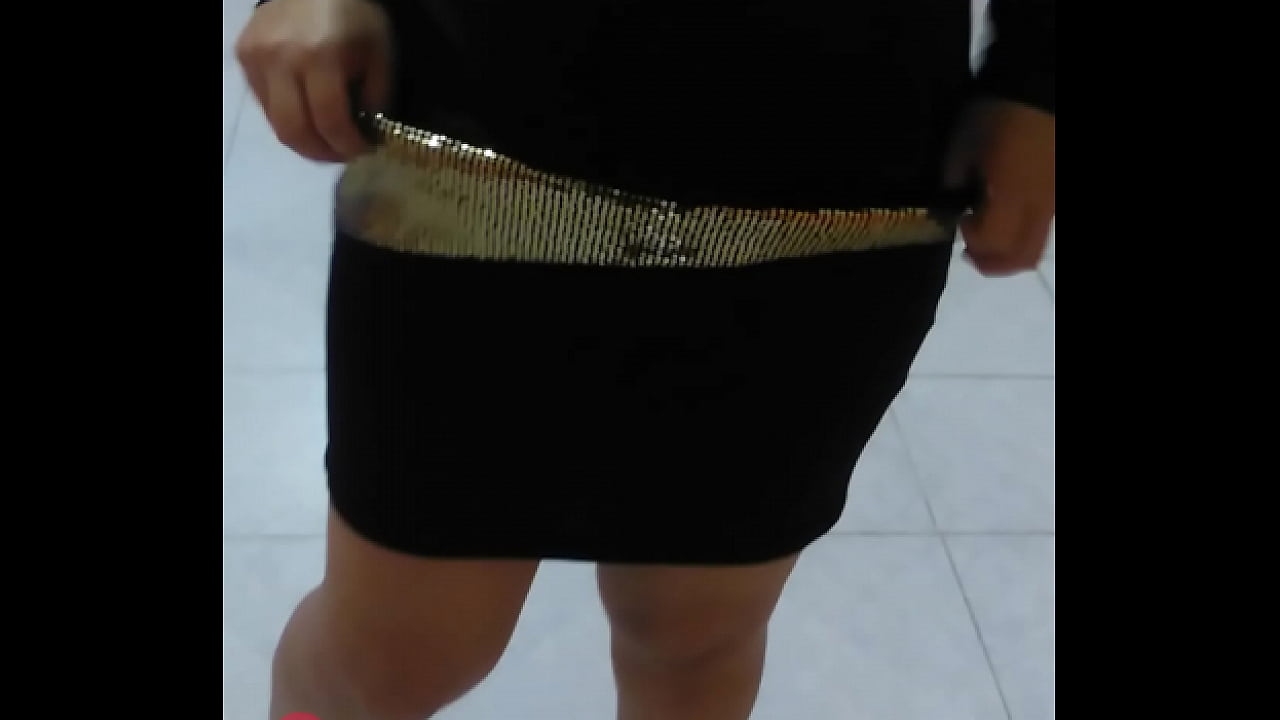 Esposa mostrando de en vestido