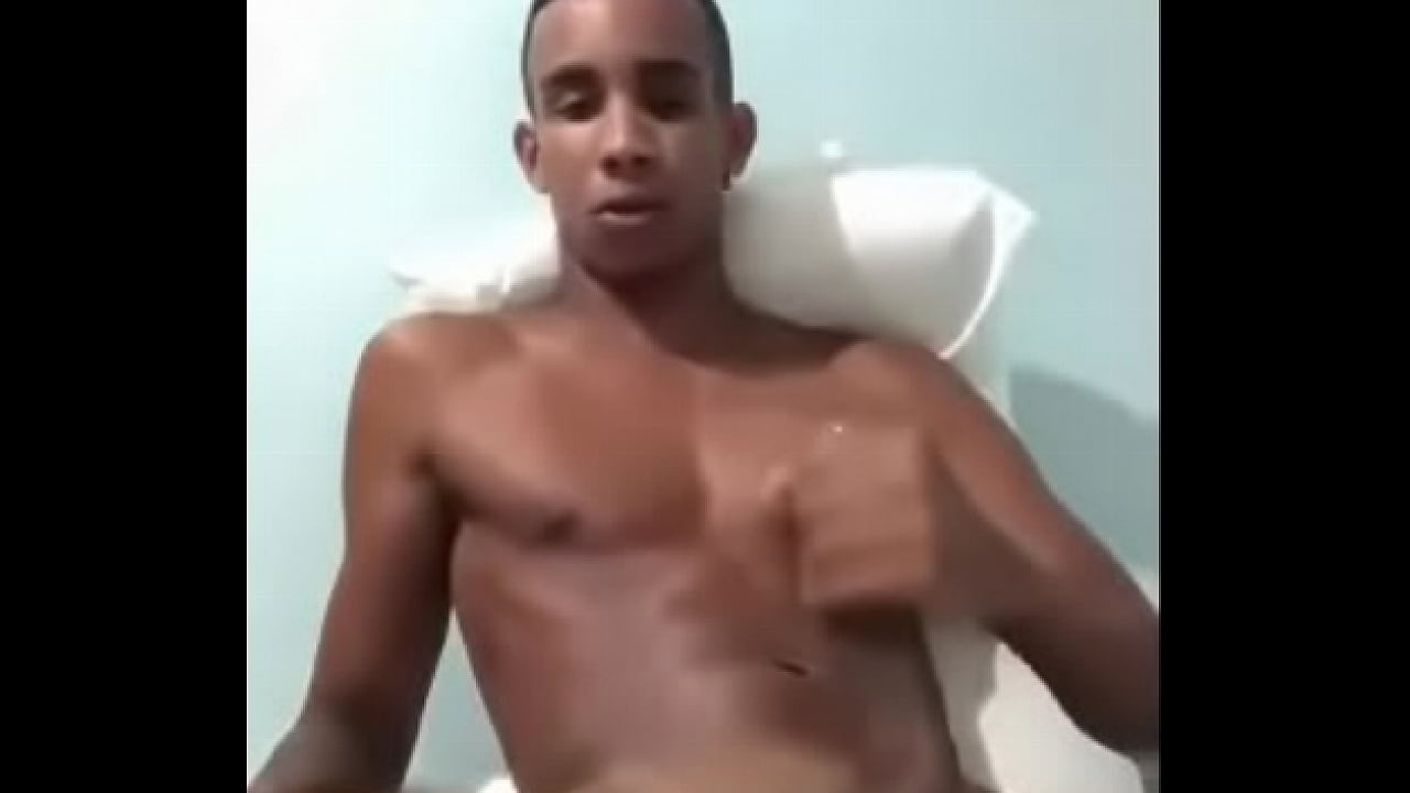 Garoto do roludo gozando gostoso