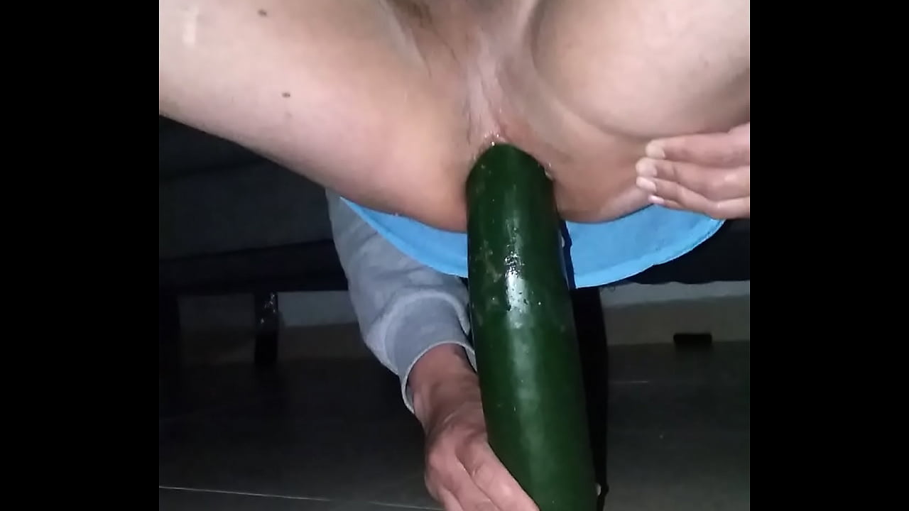 Pepino grande insertado en el ano