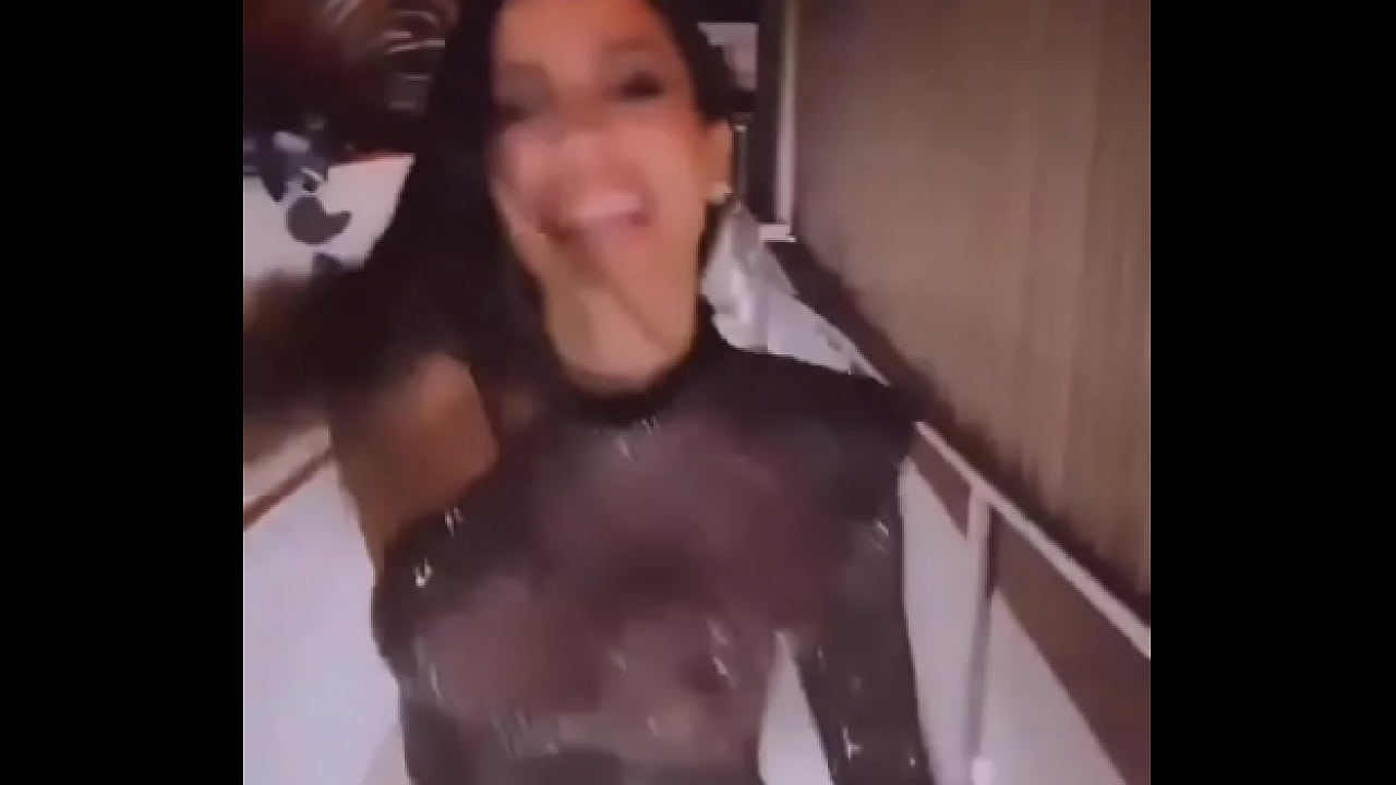 Anitta ousada na festa